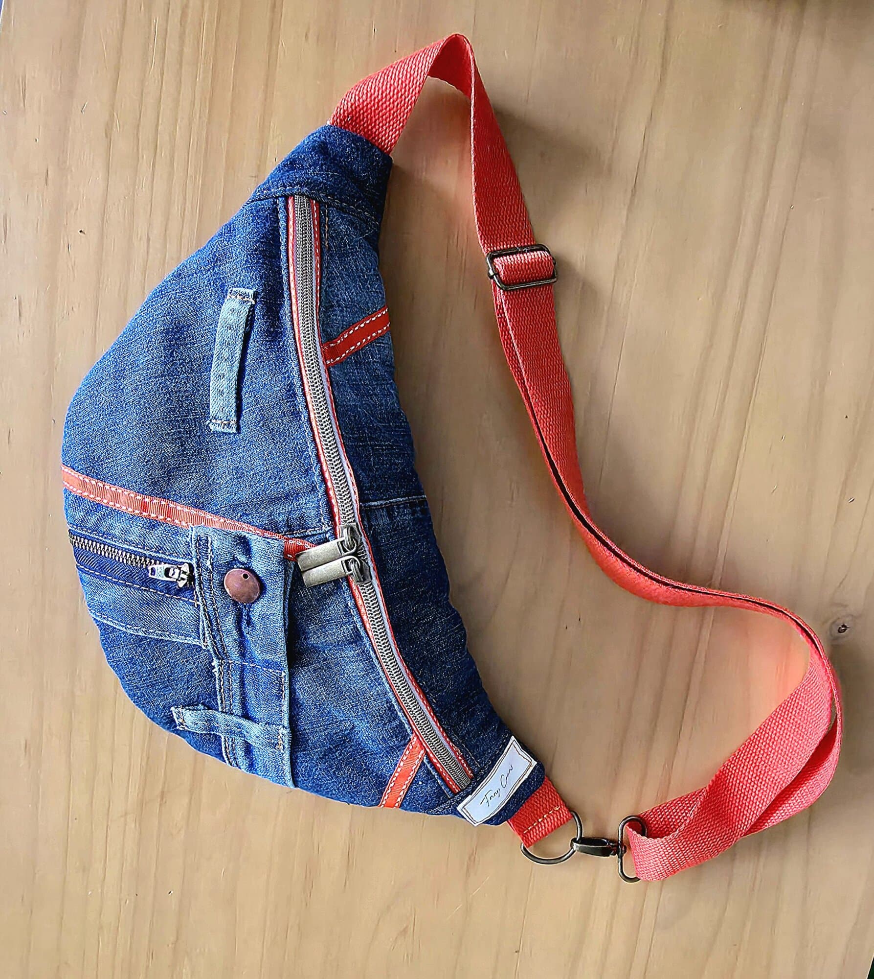 sac banane en jean upcyclé Taille M (nouvelle collection) (Copie) – Image 2