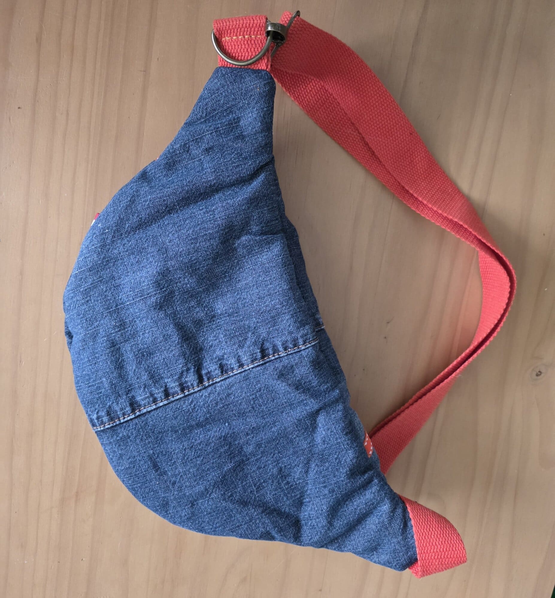 sac banane en jean upcyclé Taille M (nouvelle collection) (Copie) – Image 4