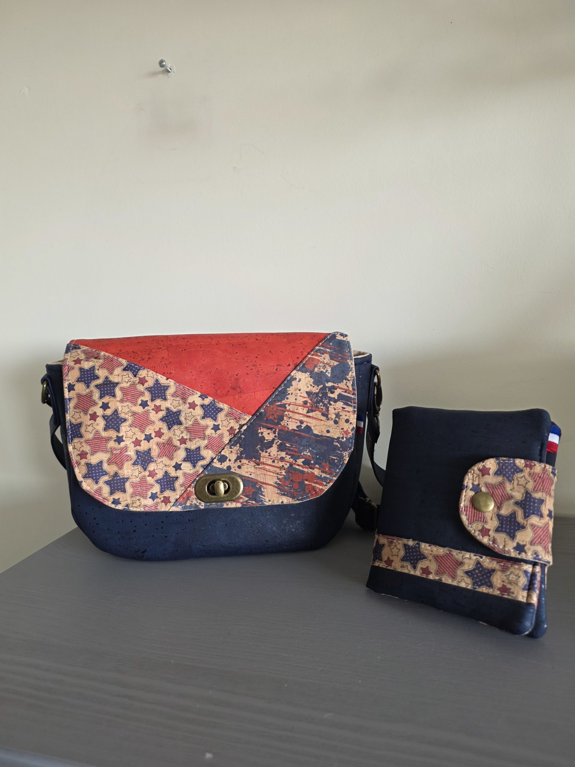 mini besace liège de luxe bleu marine et rabat inspiration USA – Image 2