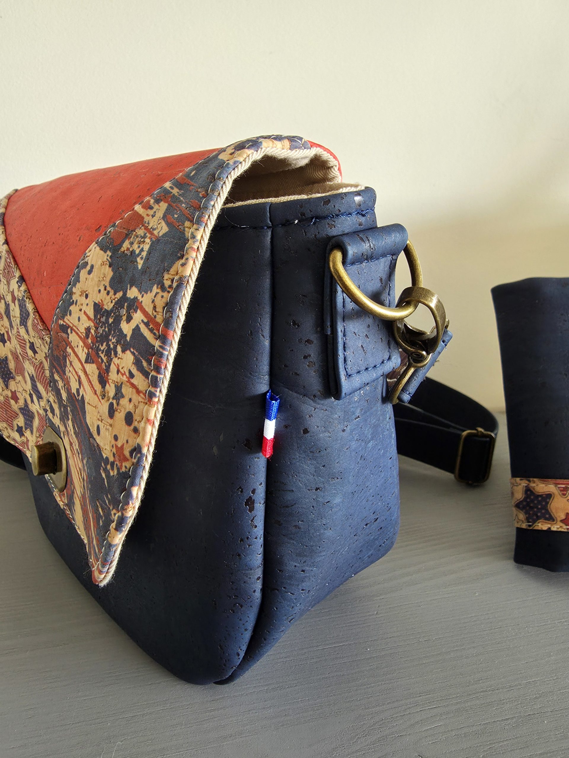 mini besace liège de luxe bleu marine et rabat inspiration USA – Image 3