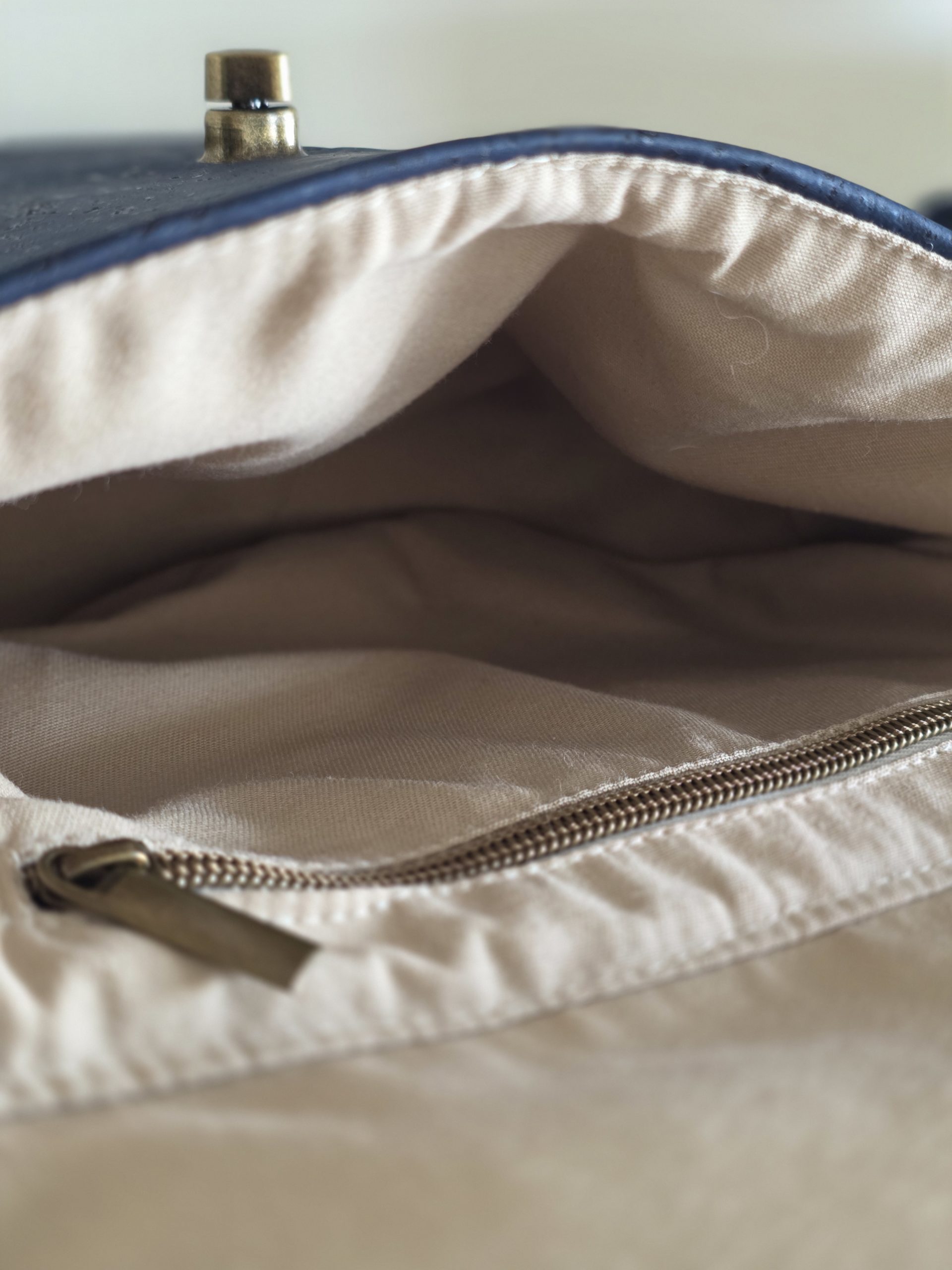 mini besace liège de luxe bleu marine et rabat inspiration USA – Image 5