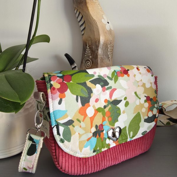 Sac Nola- mini besace en velours rose fushia et tissu enduit fleuri