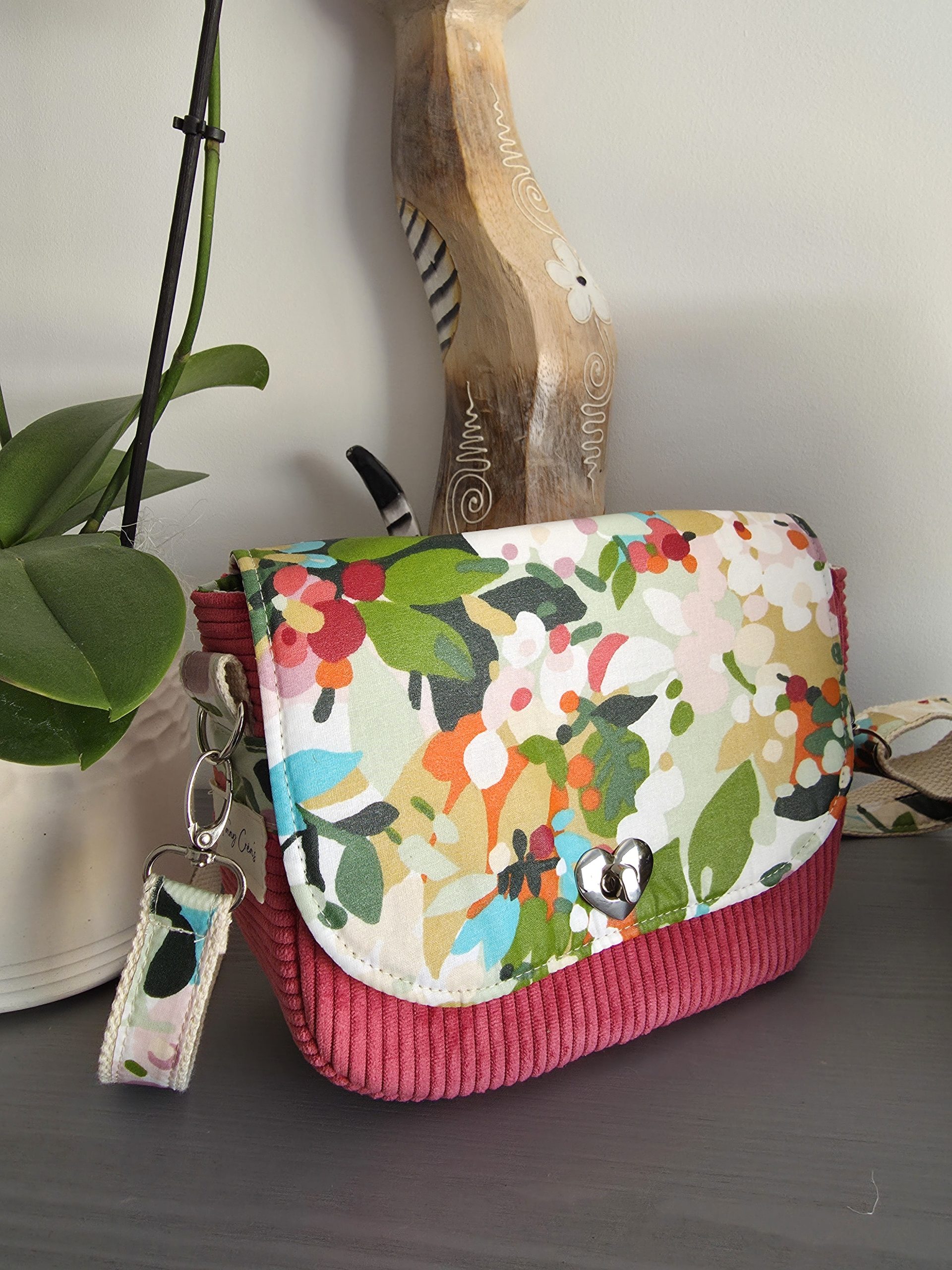 Sac Nola- mini besace en velours rose fushia et tissu enduit fleuri