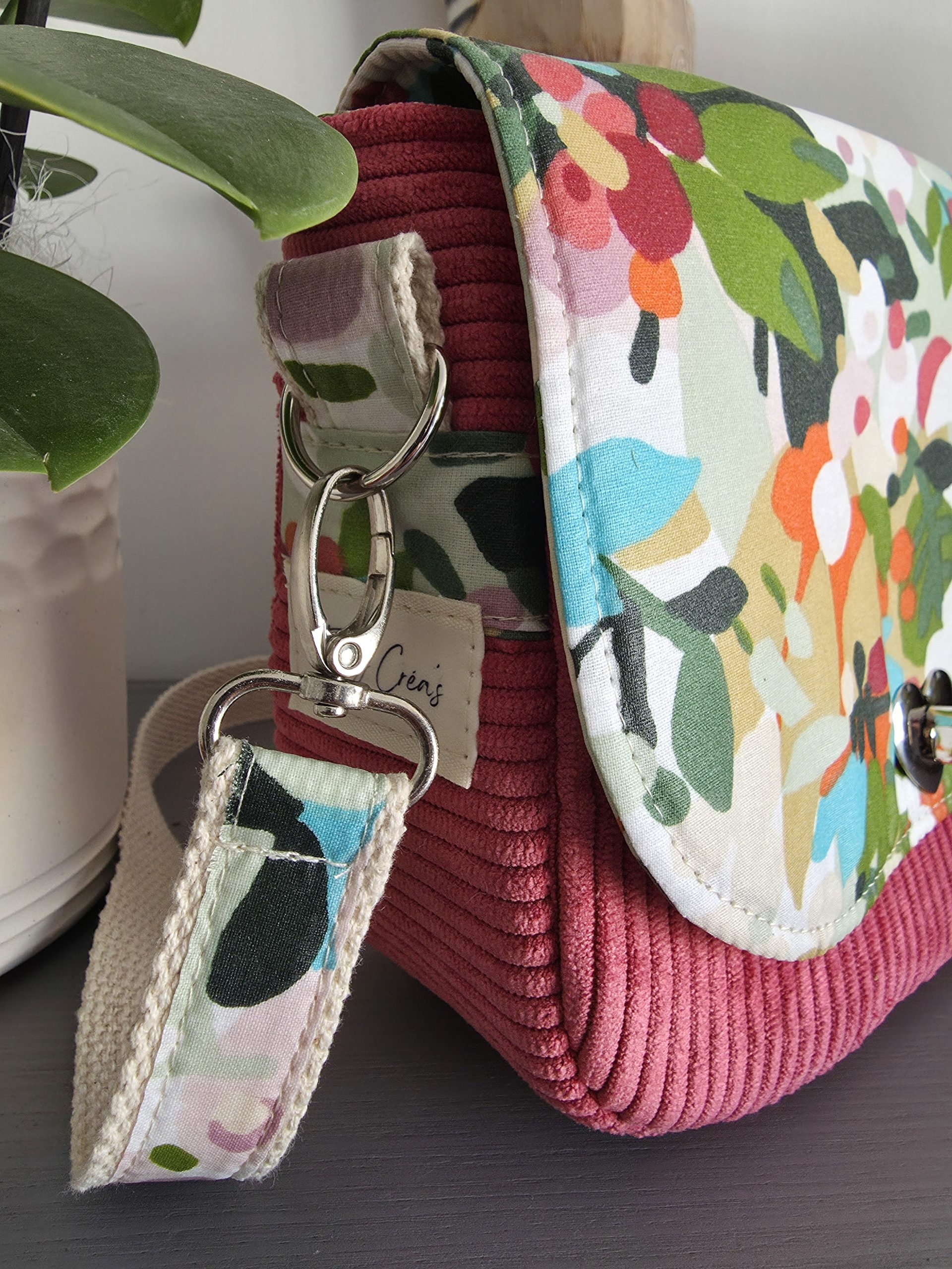 Sac Nola- mini besace en velours rose fushia et tissu enduit fleuri – Image 3
