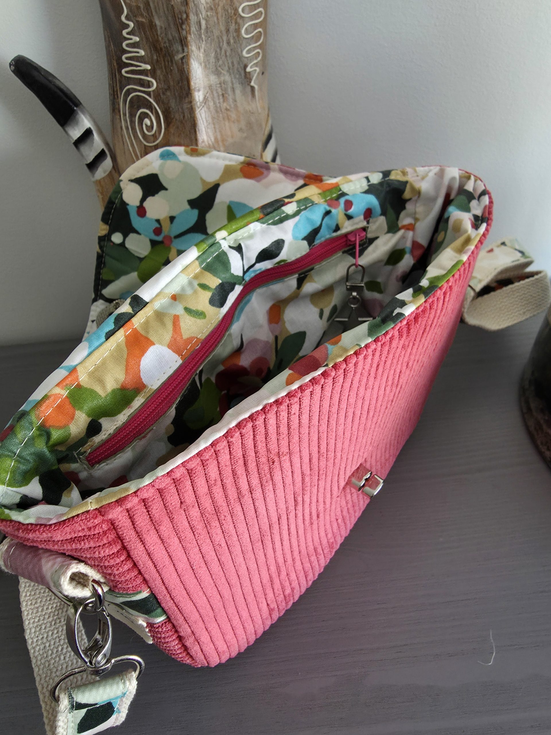 Sac Nola- mini besace en velours rose fushia et tissu enduit fleuri – Image 2