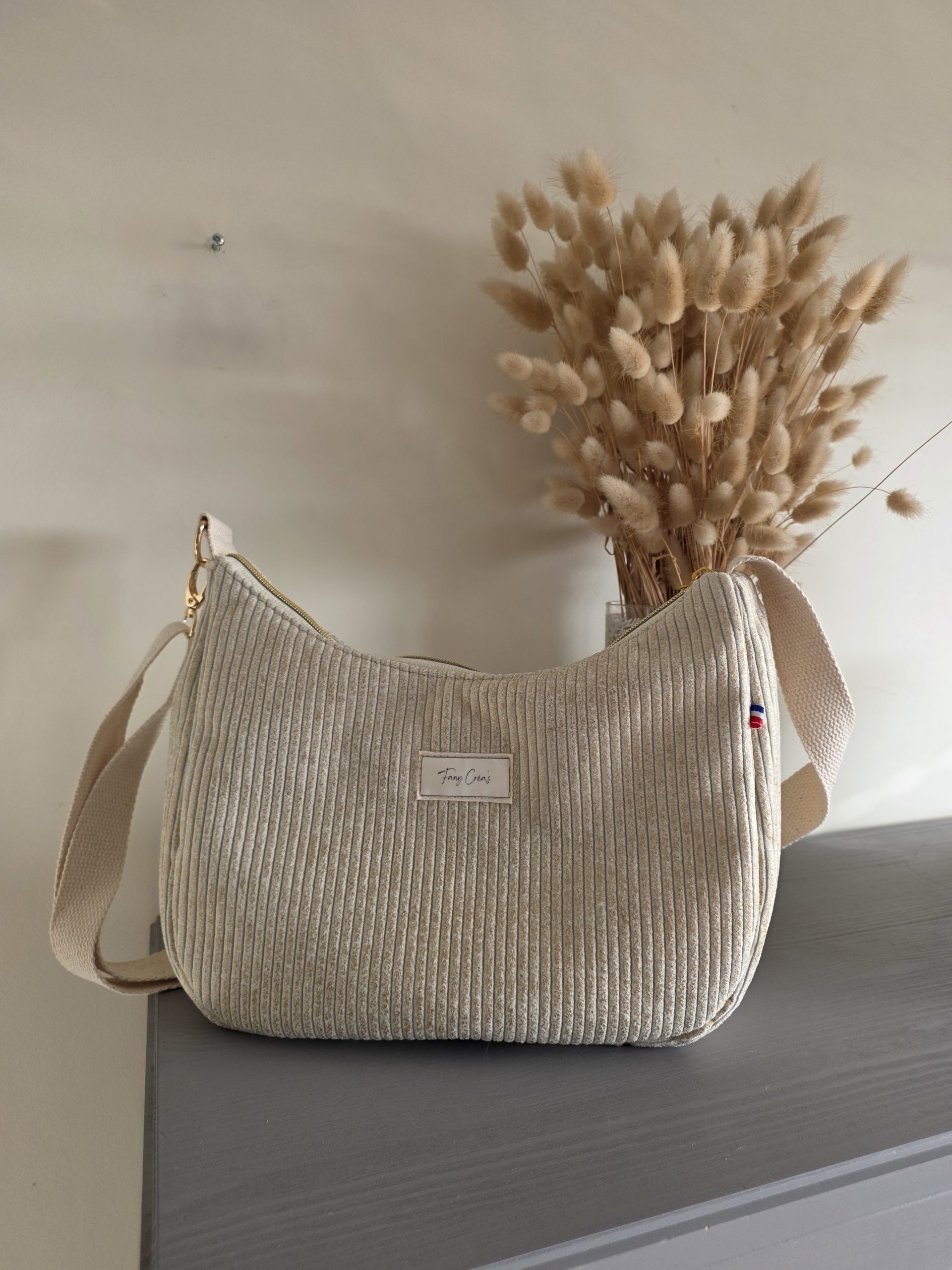 Sac demi-lune Luna en velours côtelé beige reflet doré– Collection Douce Audace