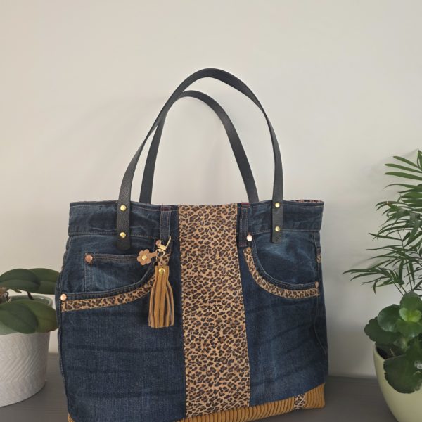 Cabas artisanal en jean recyclé, liège léopard et velours côtelé moutarde